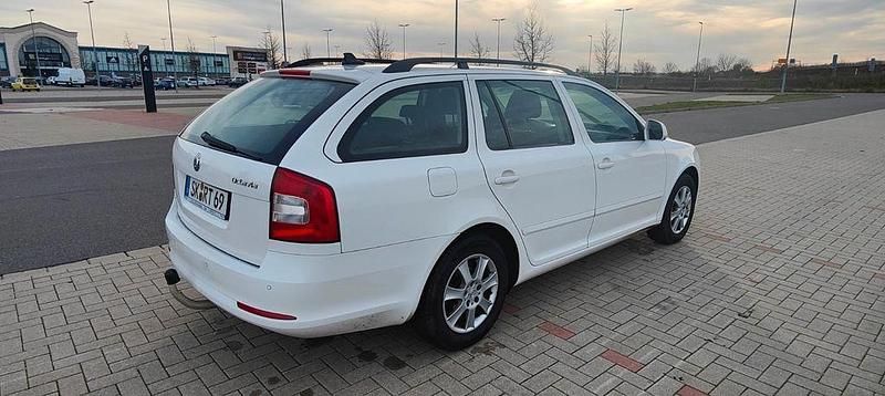 Gebraucht Skoda Octavia Ambition 105 PS (77 kW) 2012 Weiß Kombi