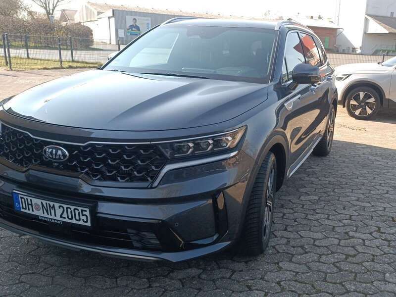 Grau Gebraucht 2021 Kia Sorento Platinum SUV | 32.400 € (Guter Preis) - Bild 1/4