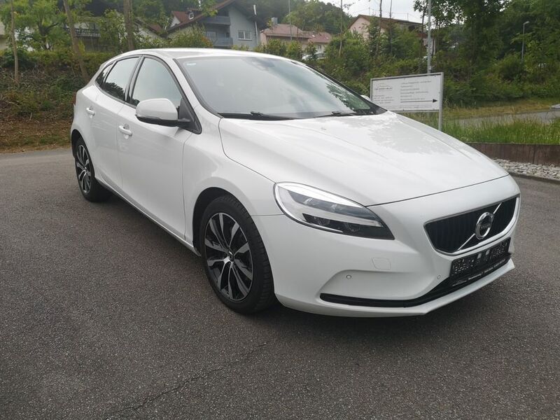 Gebraucht Volvo V40 Momentum 122 PS (89 kW) 2019 Weiß Kombi