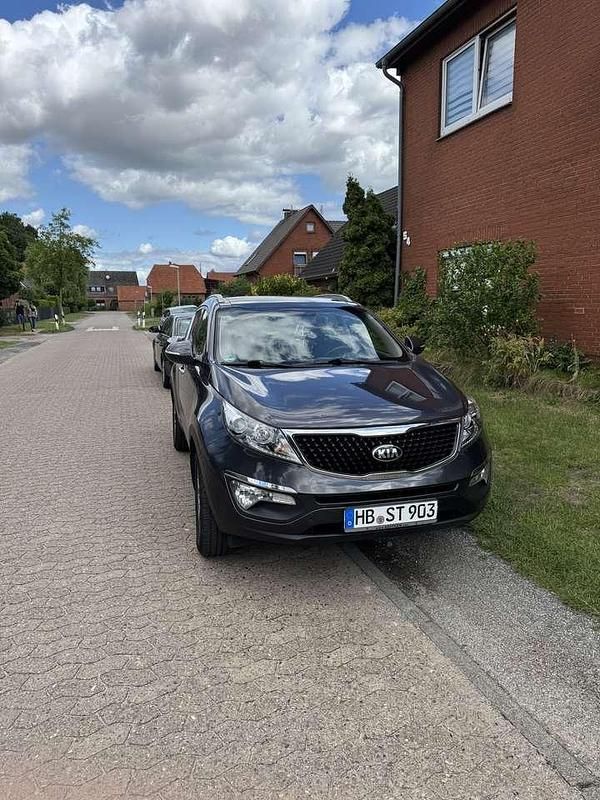 Grau Gebraucht 2016 Kia Sportage SUV | 9.999 € - Bild 1/4