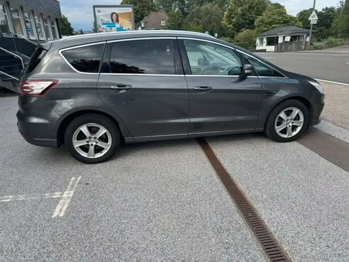 Gebraucht Ford S-MAX Titanium 150 PS (110 kW) 2022 Grau Van / Kleinbus