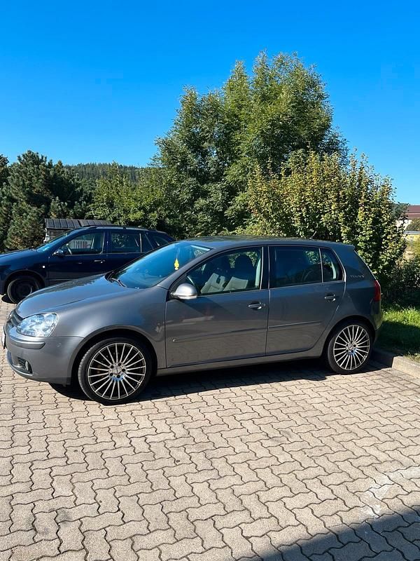 Grau Gebraucht 2007 VW Golf V Limousine | 4.200 € (Teuer) - Bild 1/4