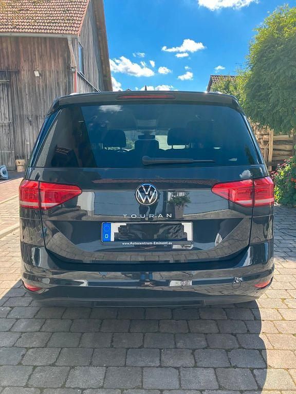 Grau Gebraucht 2023 VW Touran Highline Van / Kleinbus | 29.800 € (Fairer Preis) - Bild 1/4