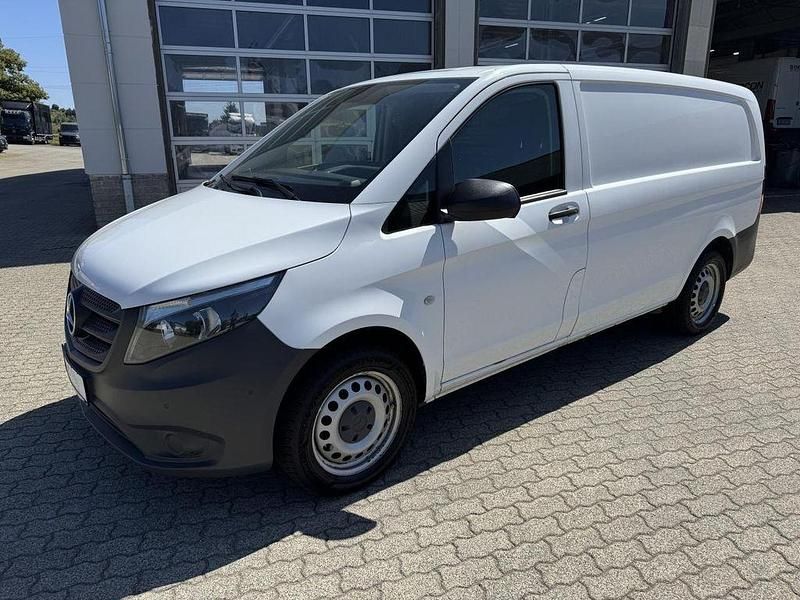 Weiß Gebraucht 2021 Mercedes Vito Van / Kleinbus | 21.301 € (Guter Preis) - Bild 1/4