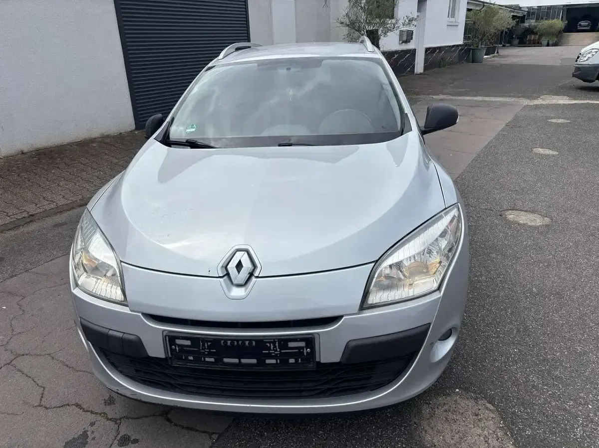 Gebraucht Renault Mégane GrandTour Expression 106 PS (77 kW) 2011 Platingrau Kombi