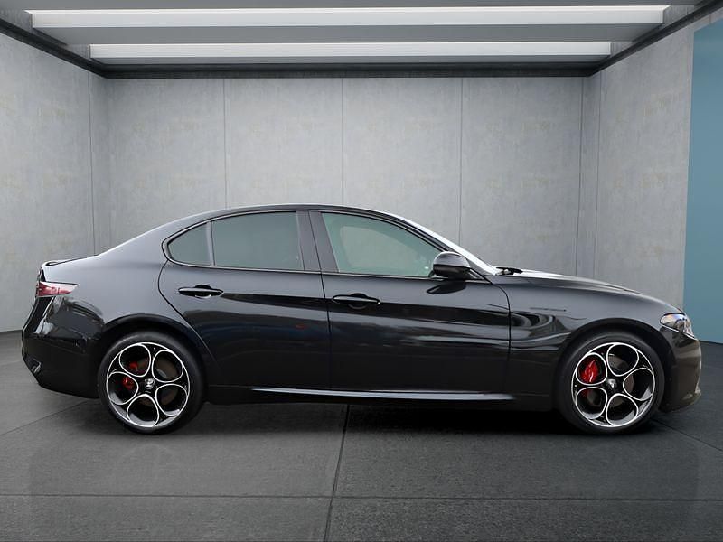 Schwarz Gebraucht 2023 Alfa Romeo Giulia Limousine | 43.949 € (Teuer) - Bild 1/4