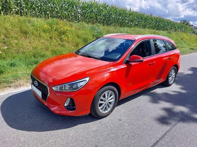 Rot Gebraucht 2017 Hyundai i30 Select Kombi | 8.400 € (Guter Preis) - Bild 1/4