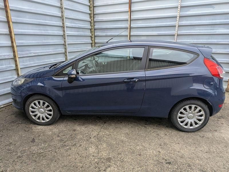 Gebraucht Ford Fiesta Trend 75 PS (55 kW) 2013 Blau Kleinwagen