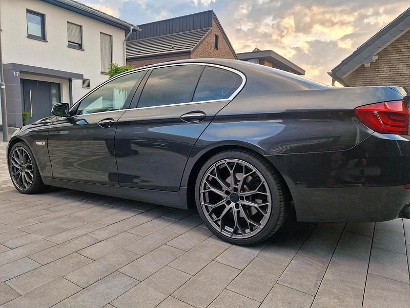 Grau Gebraucht 2010 BMW 530 Limousine | 7.500 € (Guter Preis) - Bild 1/4