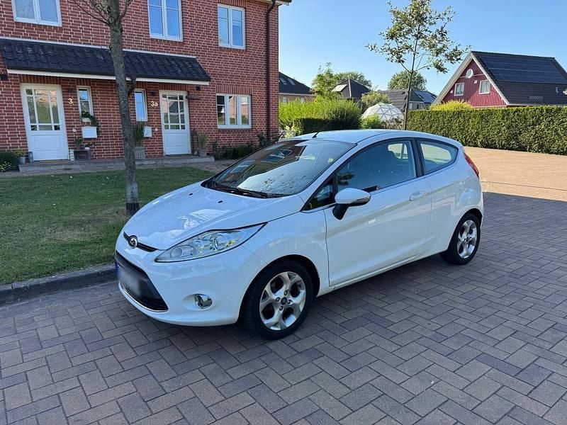 Weiß Gebraucht 2011 Ford Fiesta Titanium Limousine | 3.290 € (Fairer Preis) - Bild 1/4