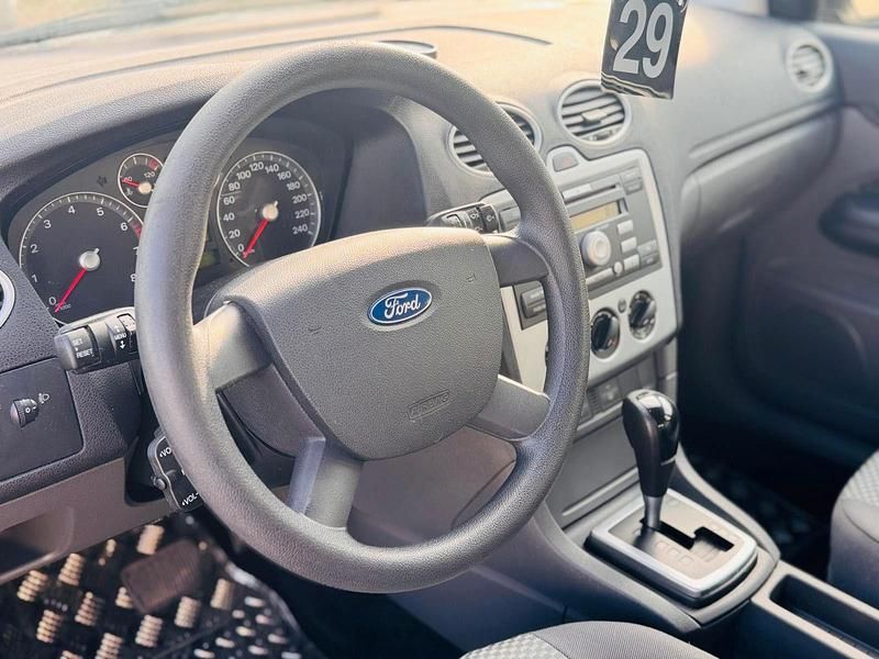 Gebraucht Ford Focus Trend 101 PS (74 kW) 2005 Silber Kombi