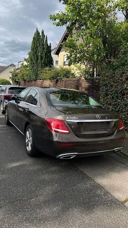 Gebraucht Mercedes E220 194 PS (142 kW) 2016 Braun Limousine