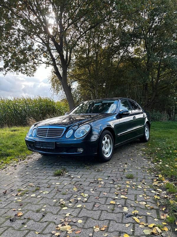 Blau Gebraucht 2005 Mercedes E220 Limousine | 3.650 € - Bild 1/4