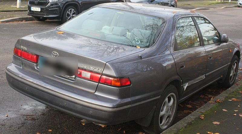 Grau Gebraucht 1998 Toyota Camry Limousine | 1.995 € (Fairer Preis) - Bild 1/4