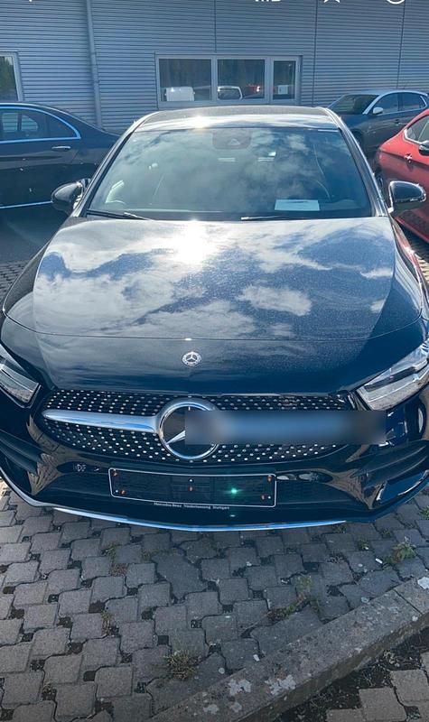 Schwarz Gebraucht 2019 Mercedes 180 Limousine | 18.500 € (Superpreis) - Bild 1/4
