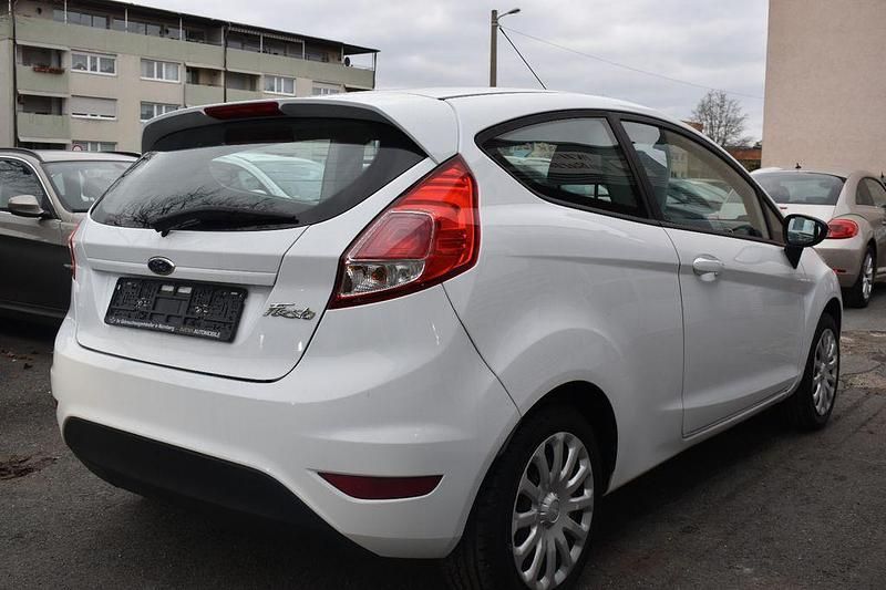 Gebraucht Ford Fiesta Trend 60 PS (44 kW) 2014 Weiß Kleinwagen