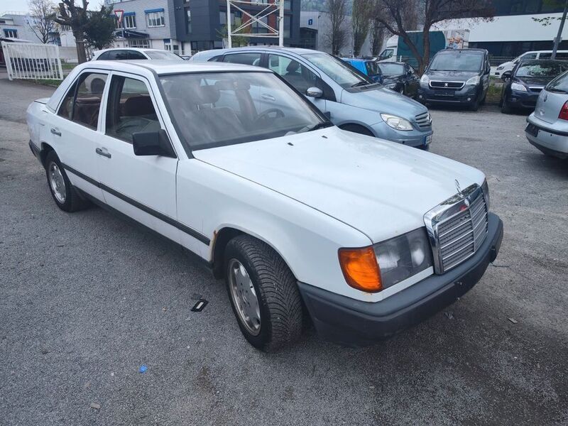 Weiß Gebraucht 1986 Mercedes E250 Limousine | 2.999 € - Bild 1/4