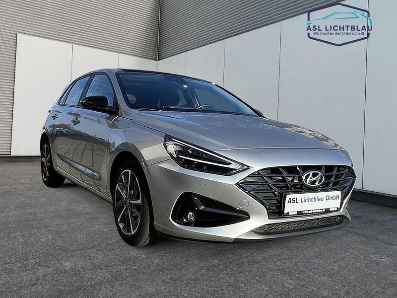 Gebraucht Hyundai i30 Edition 30+ 120 PS (88 kW) 2021 Shimmering silver Limousine