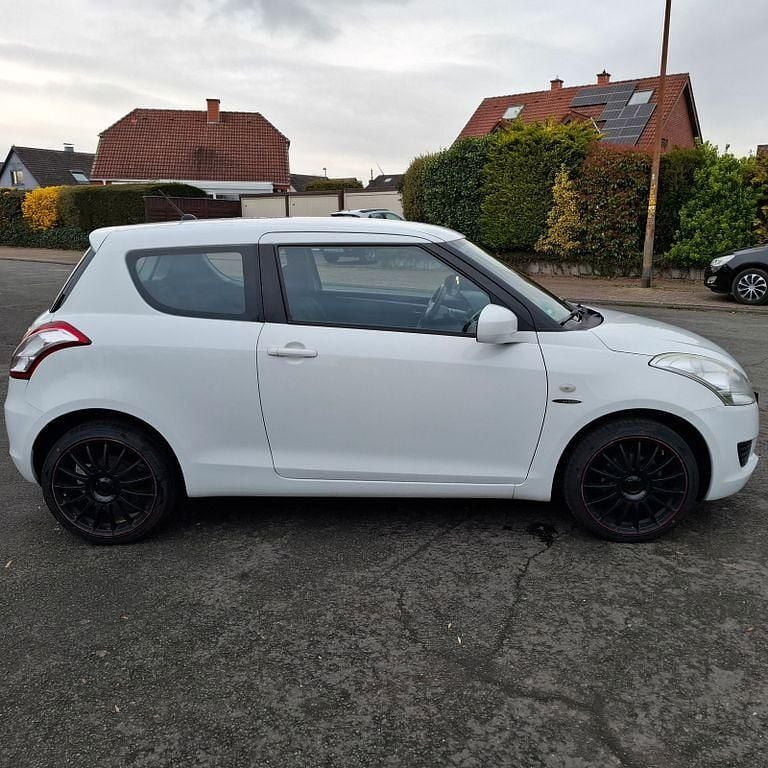 Begagnad Suzuki Swift 92 HK (67 kW) 2011 Vit Halvkombi