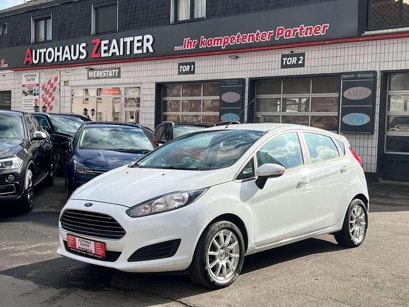 Frostweiß Gebraucht 2013 Ford Fiesta Trend Kleinwagen | 6.590 € (Fairer Preis) - Bild 1/3