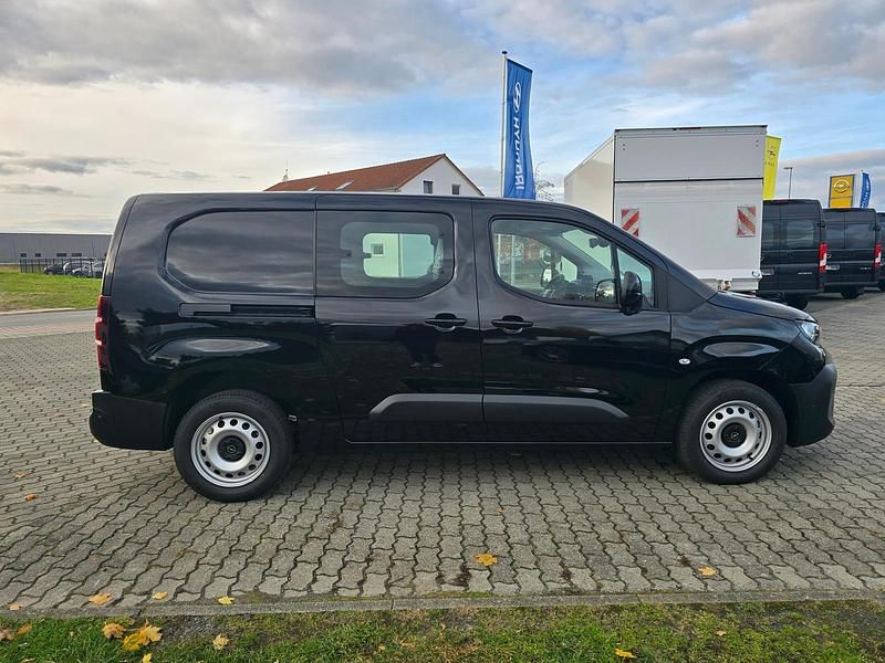 Neu Opel Combo 131 PS (96 kW) 2025 Lackierung schwarz perla nera/typ aussenverkleidung metalliclackierung Limousine