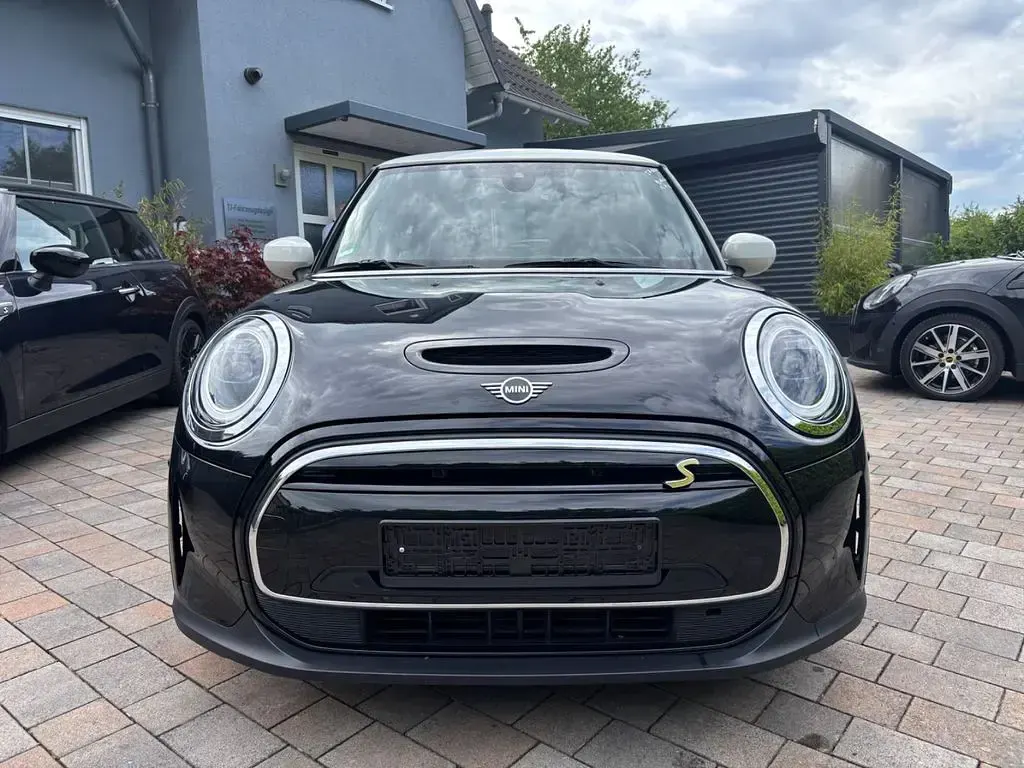 Gebraucht Mini Cooper SE 135 kW (184 PS) 2023 Midnight black metallic Kleinwagen