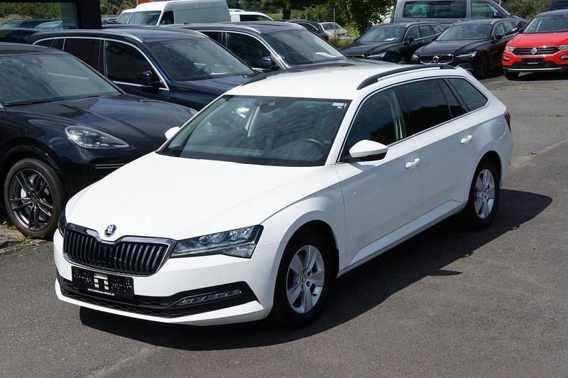 Weiß Gebraucht 2020 Skoda Superb Ambition Kombi | 23.888 € (Fairer Preis) - Bild 1/4