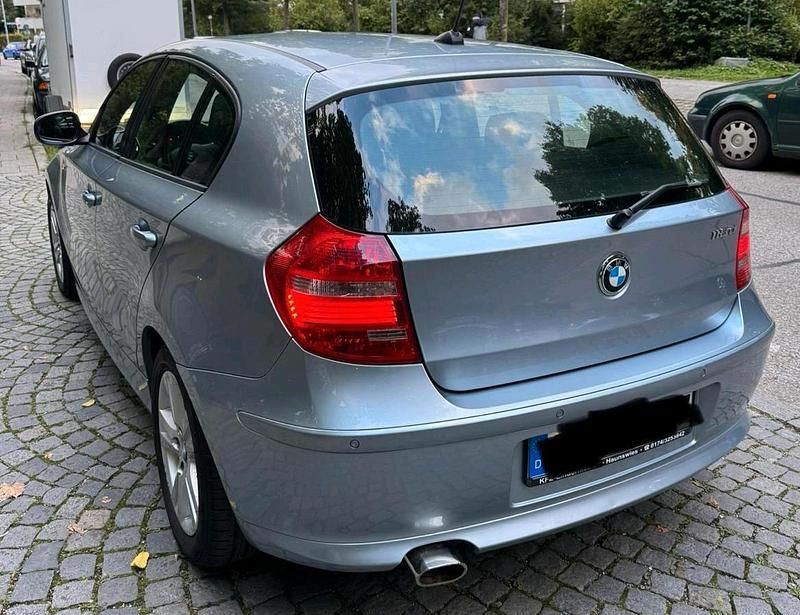Blau Gebraucht 2011 BMW 118 Sport Line Kleinwagen | 8.200 € (Fairer Preis) - Bild 1/4