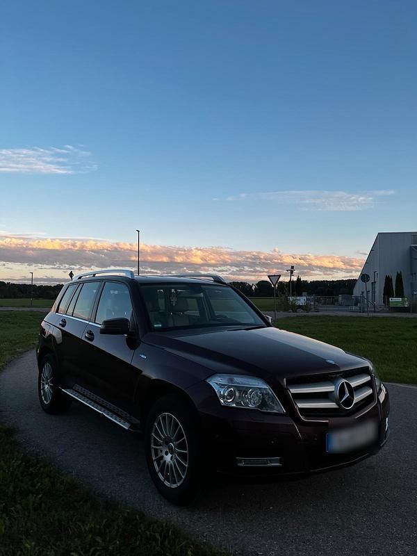 Rot Gebraucht 2010 Mercedes GLK250 SUV | 11.100 € (Fairer Preis) - Bild 1/4