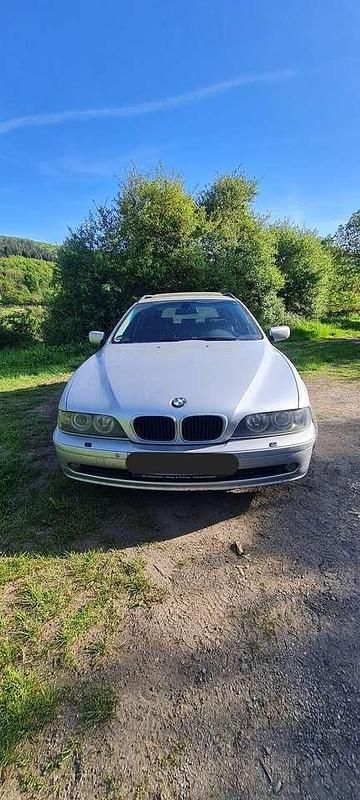 Silber Gebraucht 2002 BMW 520 Performance Kombi | 2.899 € (Guter Preis) - Bild 1/4