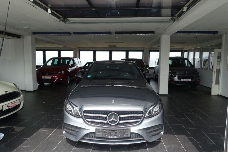 Selenitgrau metalliclack Gebraucht 2019 Mercedes E220 Limousine | 30.200 € (Guter Preis) - Bild 1/4