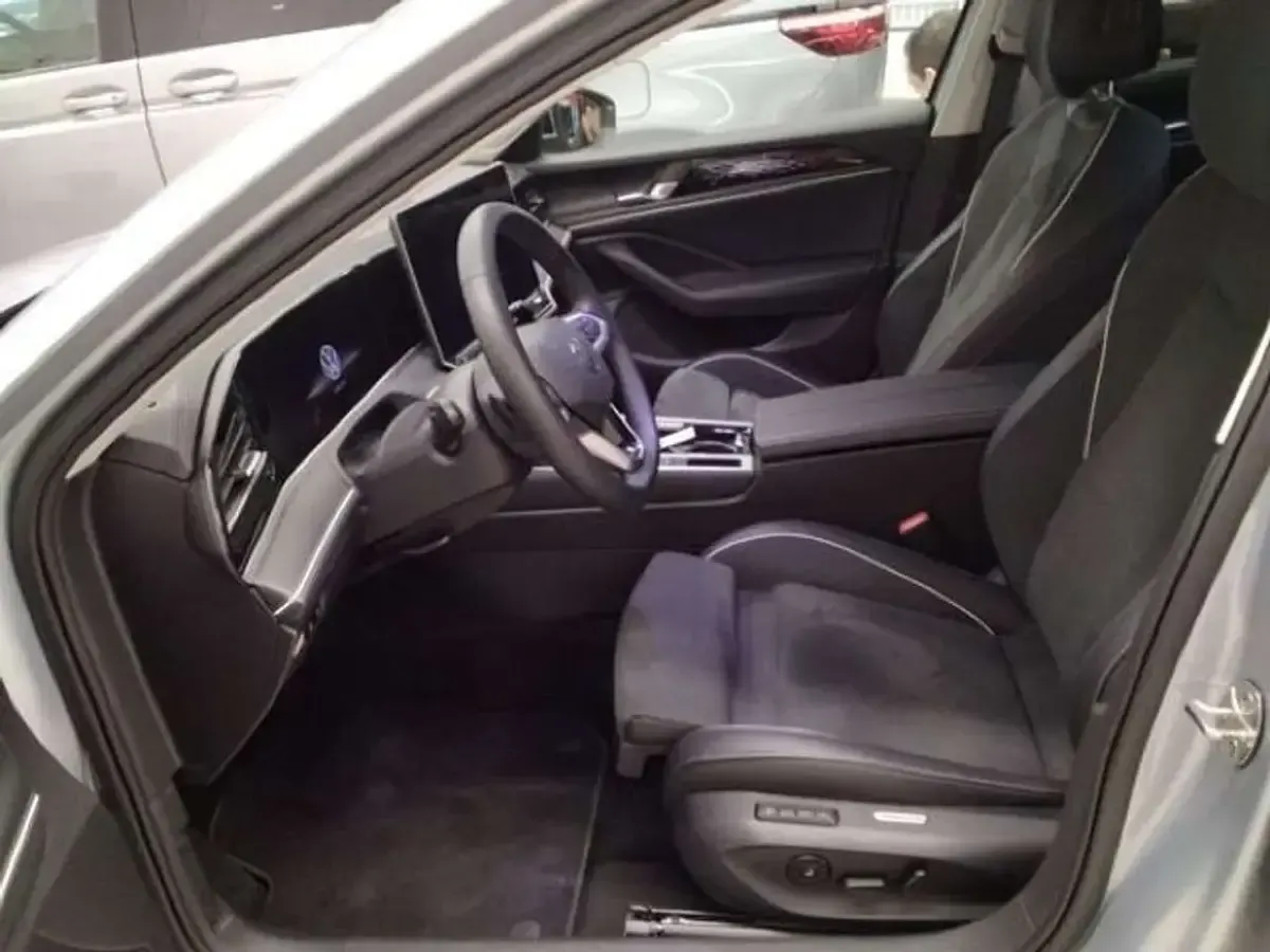 Usata VW Passat Elegance 150 CV (110 kW) 2025 Argento Station wagon