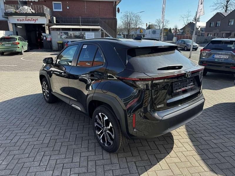 Neu Toyota Yaris Hybrid 131 PS (96 kW) 2025 Schwarz Kleinwagen
