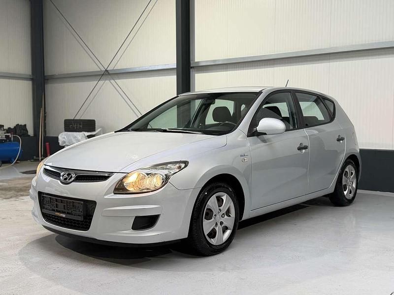 Gebraucht Hyundai i30 Edition+ 109 PS (80 kW) 2009 Continental silver Kleinwagen