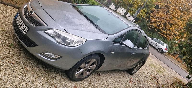 Grau Gebraucht 2011 Opel Astra Limousine | 1.400 € - Bild 1/4
