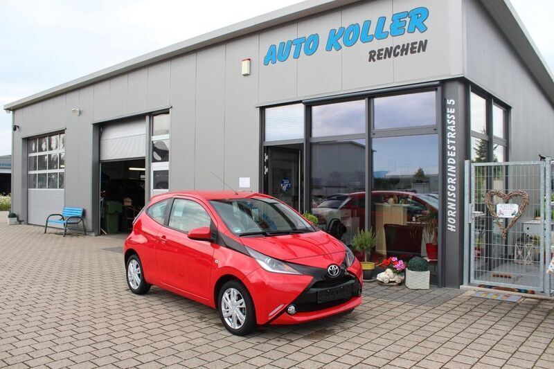 Rot Gebraucht 2016 Toyota Aygo X-play Kleinwagen | 7.990 € (Fairer Preis) - Bild 1/4