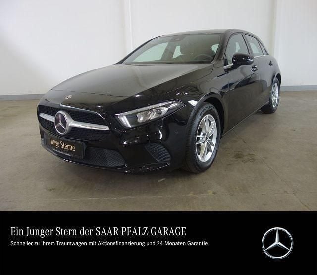 Unilack nachtschwarz Gebraucht 2020 Mercedes A180 Style Limousine | 18.990 € (Teuer) - Bild 1/4