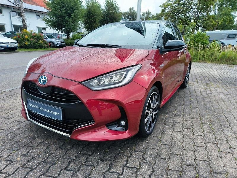 Rot Gebraucht 2021 Toyota Yaris Hybrid Style Kleinwagen | 18.990 € (Fairer Preis) - Bild 1/4
