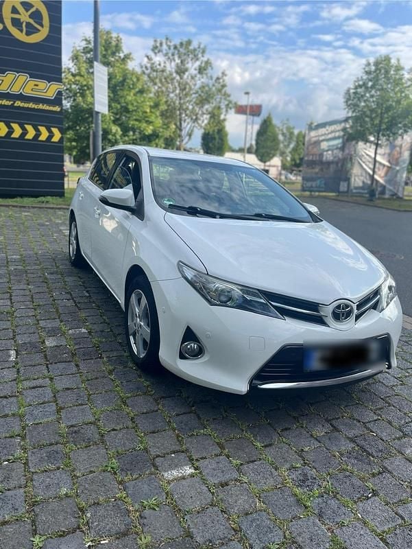 Weiß Gebraucht 2013 Toyota Auris Limousine | 8.999 € (Fairer Preis) - Bild 1/4