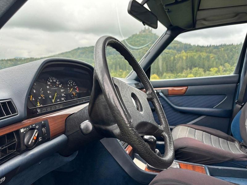 Gebraucht Mercedes 300 179 PS (131 kW) 1988 Silber Limousine