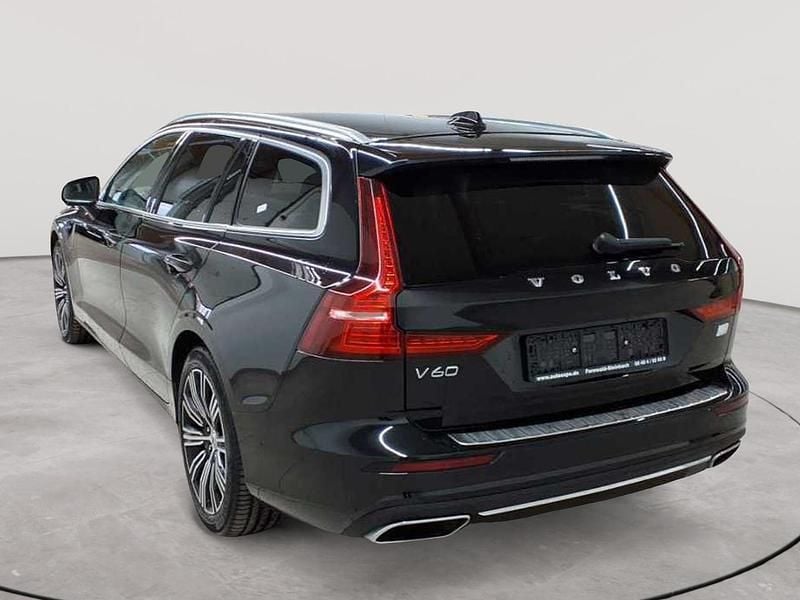 Gebraucht Volvo V60 Inscription 253 PS (186 kW) 2022 Onyx schwarzmetallic Kombi