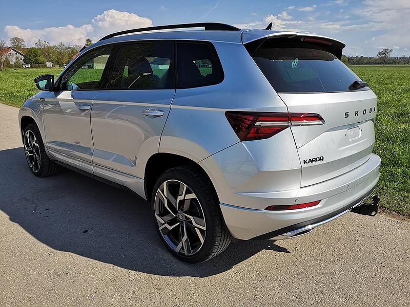 Neu Skoda Karoq SportLine 150 PS (110 kW) 2025 Reflexsilber metallic SUV