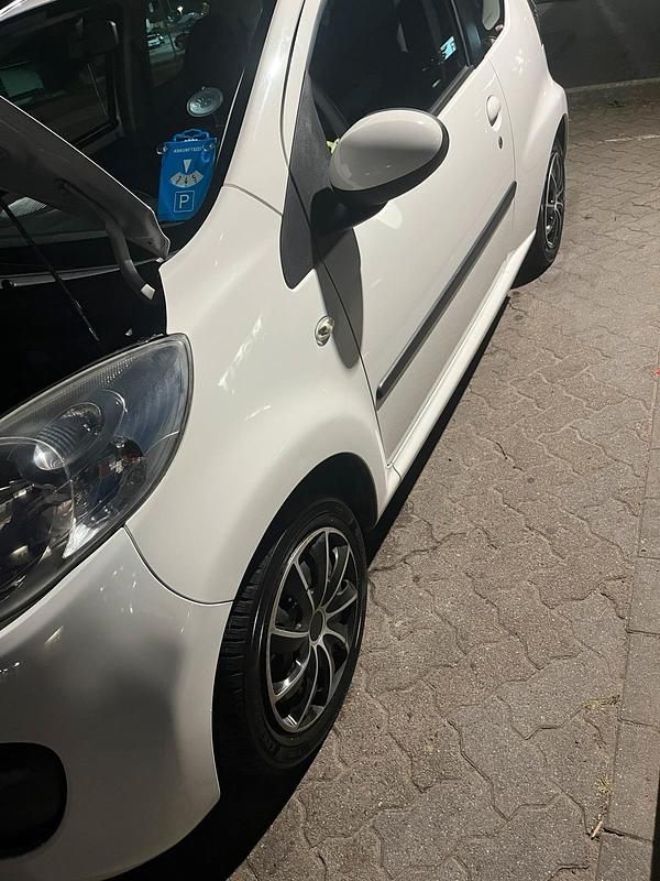 Weiß Gebraucht 2008 Citroën C1 Kleinwagen | 1.400 € - Bild 1/4