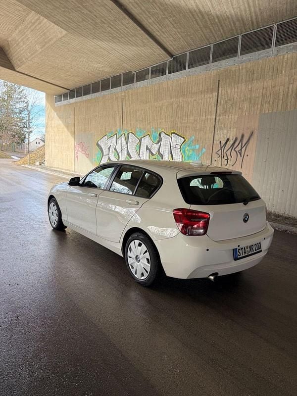Gebraucht BMW 120 220 PS (161 kW) 2011 Weiß Kleinwagen