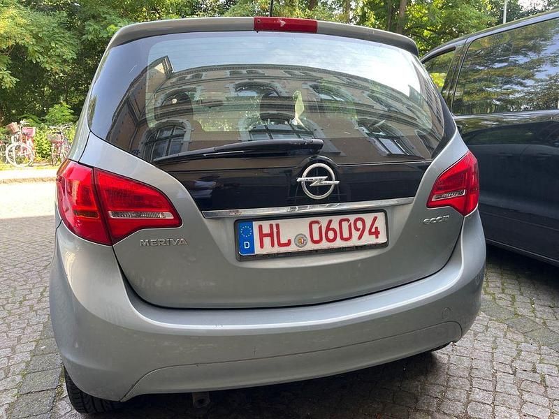 Silber Gebraucht 2011 Opel Meriva Selection Van / Kleinbus | 3.800 € - Bild 1/4