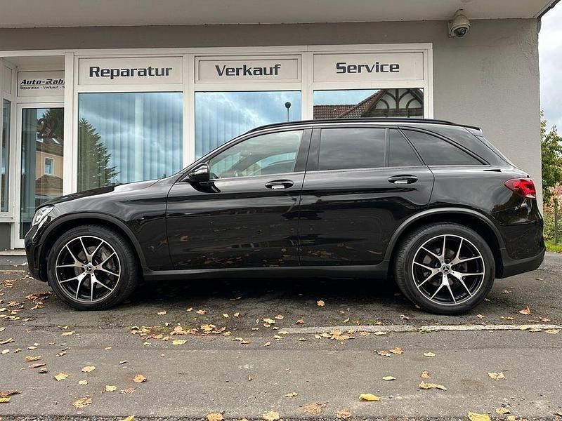 Schwarz Gebraucht 2020 Mercedes GLC300 AMG SUV | 40.999 € (Fairer Preis) - Bild 1/4
