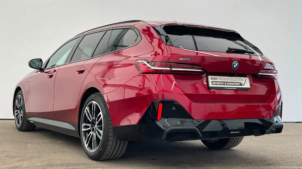 Gebraucht BMW 550e Comfort Edition 490 PS (360 kW) 2025 Fire red metallic Kombi