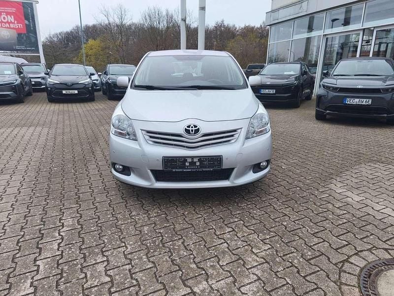 Gebraucht Toyota Verso Travel 126 PS (92 kW) 2013 Platinsilber Van / Kleinbus