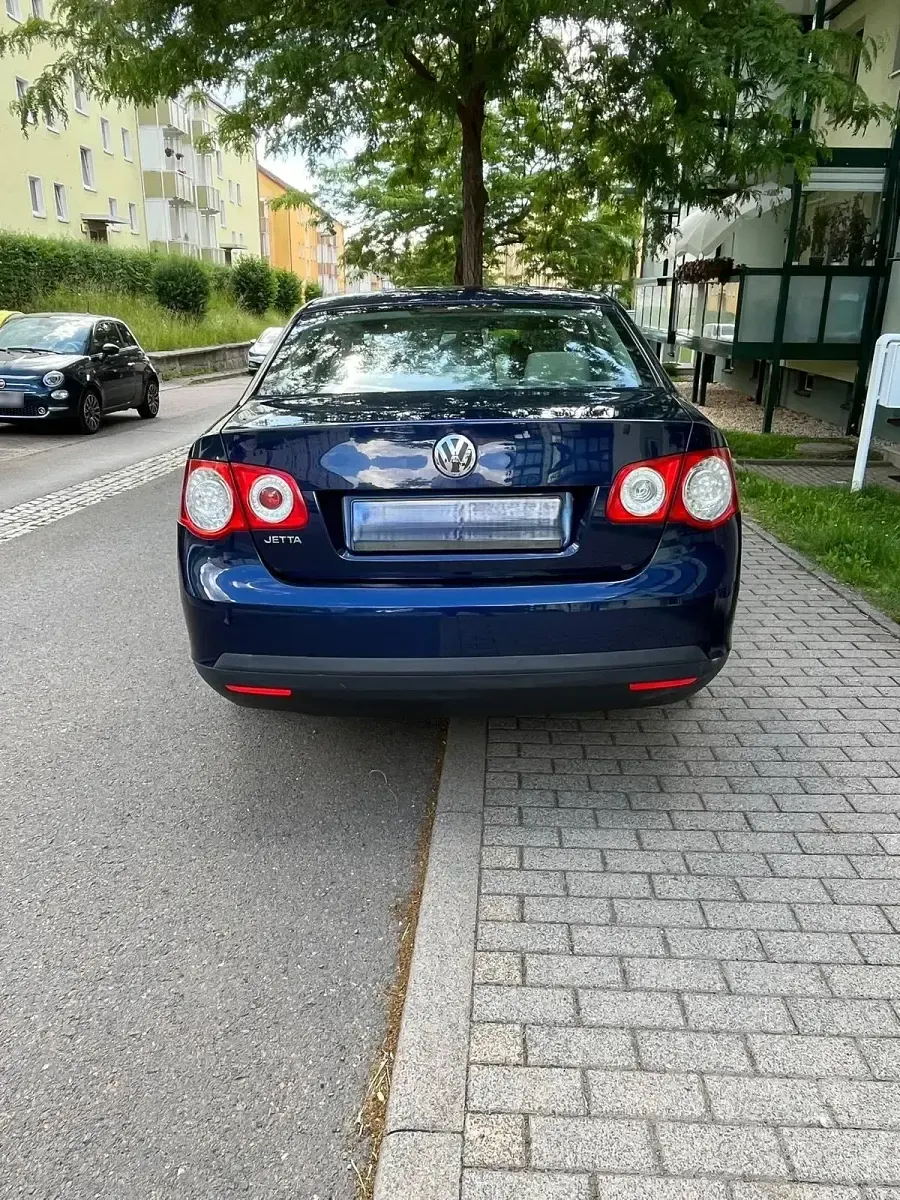 Gebraucht VW Jetta 101 PS (74 kW) 2005 Blau Limousine