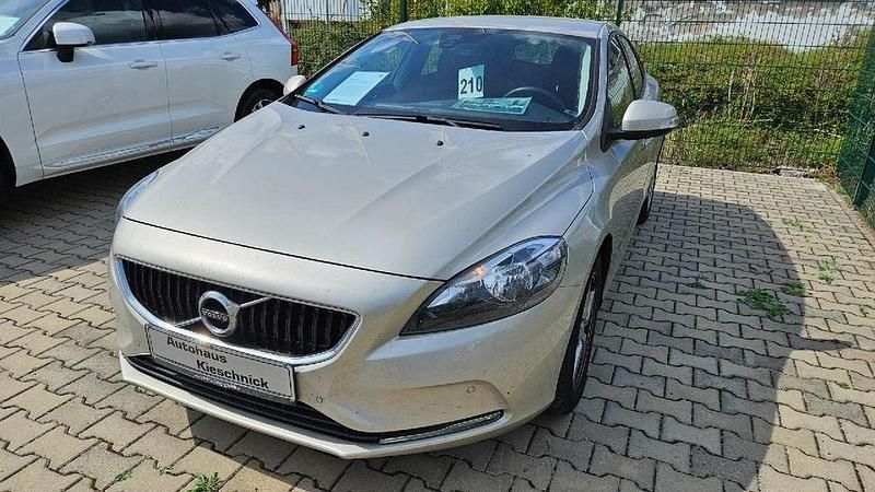 Luminous sand / metallic Gebraucht 2018 Volvo V40 Kinetic Kombi | 12.990 € (Fairer Preis) - Bild 1/2
